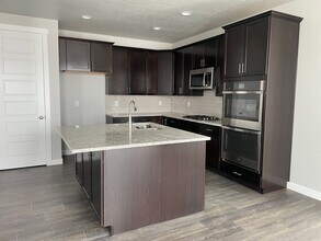 6600 N Desert Peak St in Eagle Mountain, UT - Building Photo - Building Photo