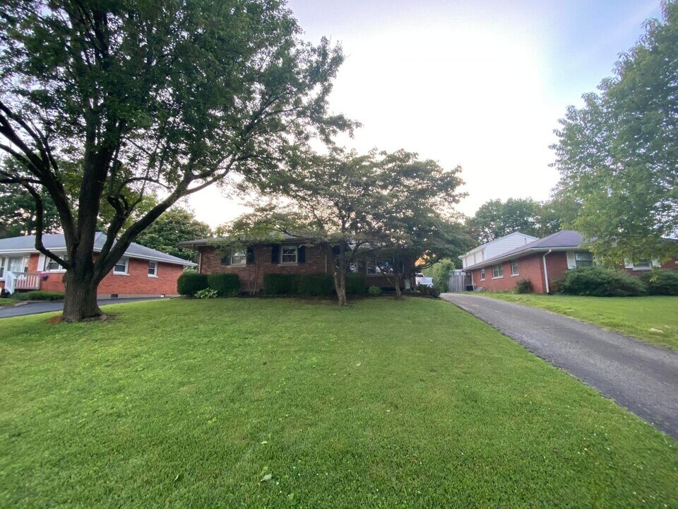 2457 Eastway Dr in Lexington, KY - Building Photo