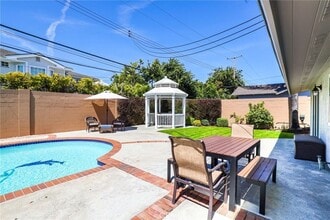 11375 Loch Lomond Rd in Los Alamitos, CA - Foto de edificio - Building Photo