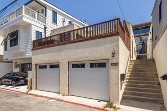 1512 Bayview Dr in Hermosa Beach, CA - Foto de edificio - Building Photo