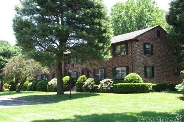 Candlelight Apartments in Glastonbury, CT - Building Photo