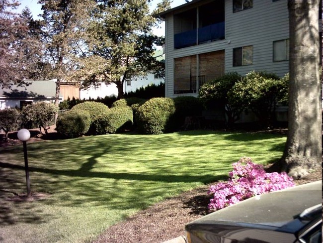 Chestnut Place in Milwaukie, OR - Foto de edificio - Building Photo