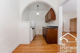 432 W Surf St, Unit 109 in Chicago, IL - Building Photo