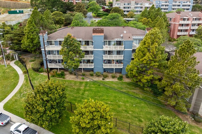 Saddleback in Daly City, CA - Foto de edificio - Building Photo