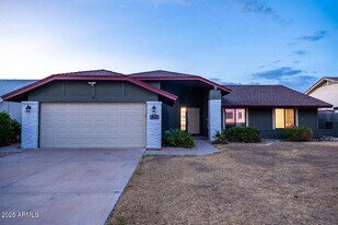 10944 E Becker Ln in Scottsdale, AZ - Building Photo