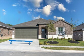 2412 Bronc Buster Way in Leander, TX - Foto de edificio - Building Photo