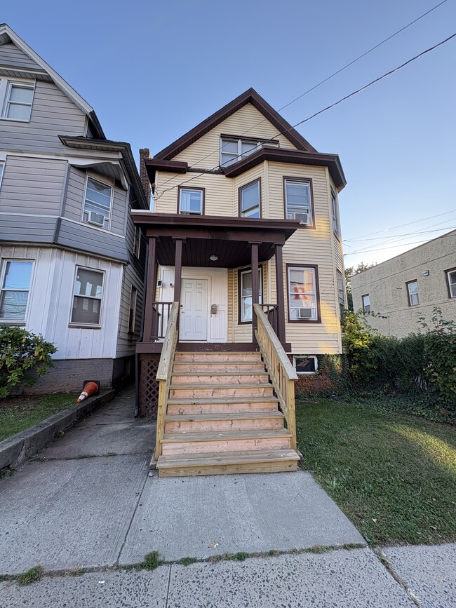 218 Easton Ave