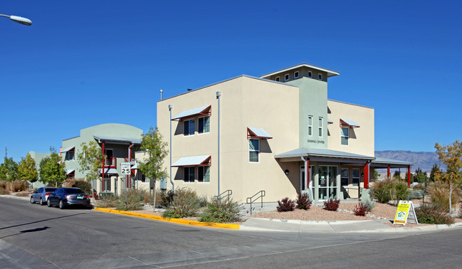 Villa Nueva Senior Apartments in Albuquerque, NM - Foto de edificio - Building Photo