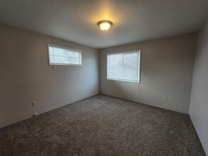 633 NE Channon Ave in Roseburg, OR - Building Photo - Building Photo