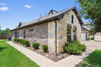 2304 S Lakeline Blvd, Unit #461 in Cedar Park, TX - Foto de edificio - Building Photo
