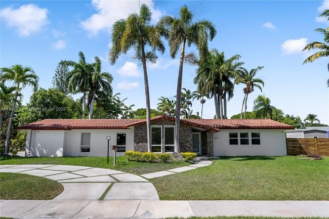 8821 SW 176th St in Palmetto Bay, FL - Building Photo - Building Photo