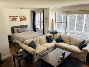 77 W 55th St in New York, NY - Building Photo - Building Photo