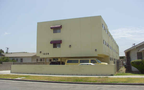 1228 W 57th St in Los Angeles, CA - Building Photo