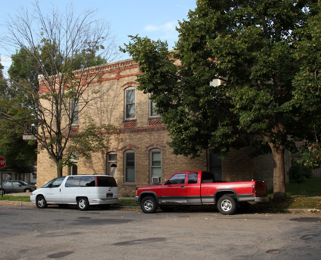 123 2nd St E in Chaska, MN - Foto de edificio - Building Photo