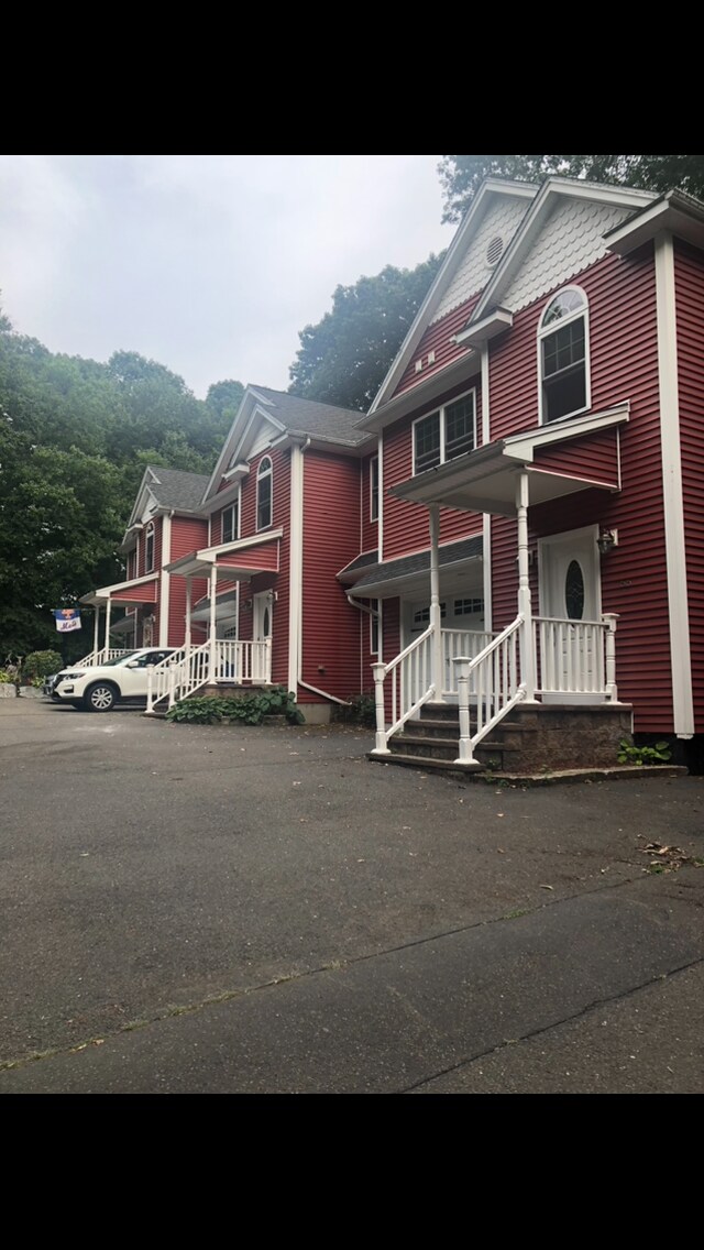 57 Middle Ave in Shelton, CT - Foto de edificio - Building Photo