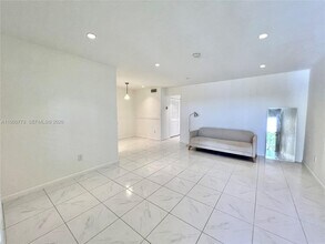 255 Sunrise Dr in Key Biscayne, FL - Building Photo - Building Photo