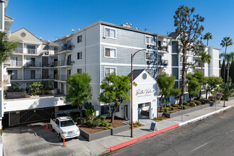 Bella Vista Senior Apartments in Huntington Park, CA - Foto de edificio - Building Photo