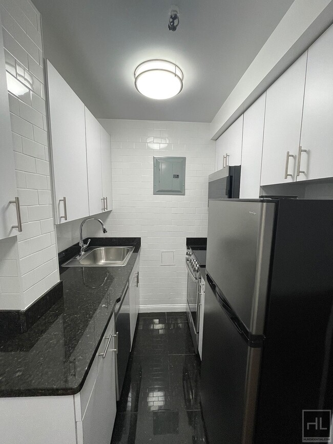 WEST 55 STREET in New York, NY - Building Photo - Building Photo