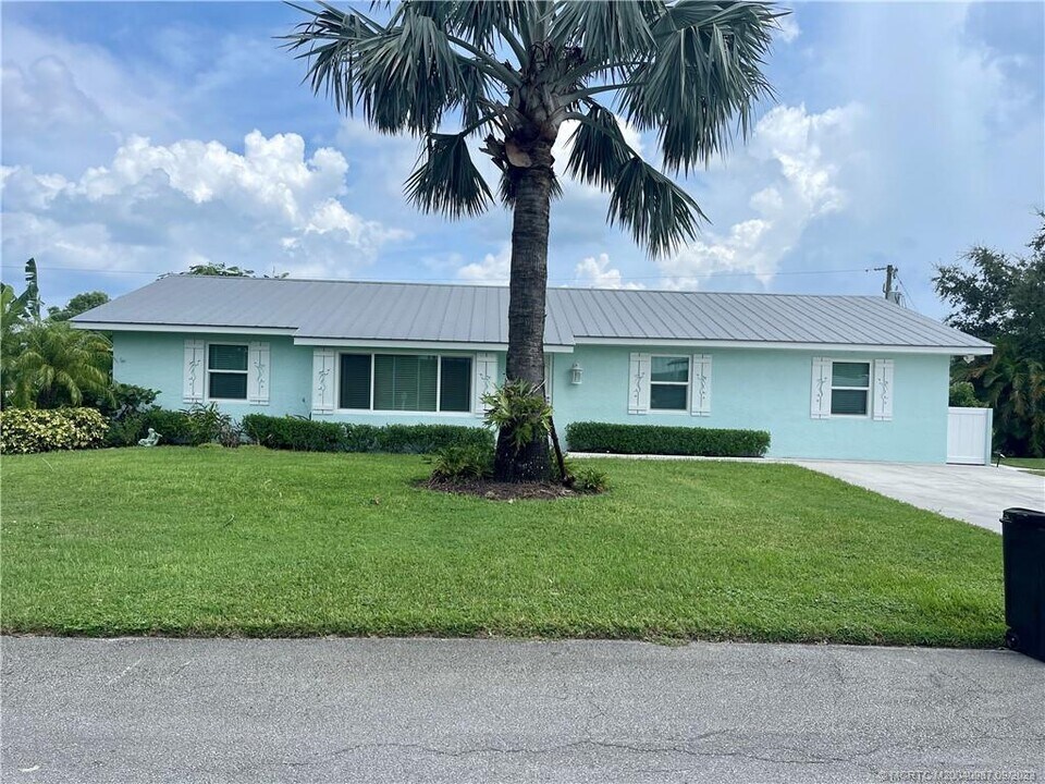 4621 SE Shady Ridge Ln in Stuart, FL - Building Photo