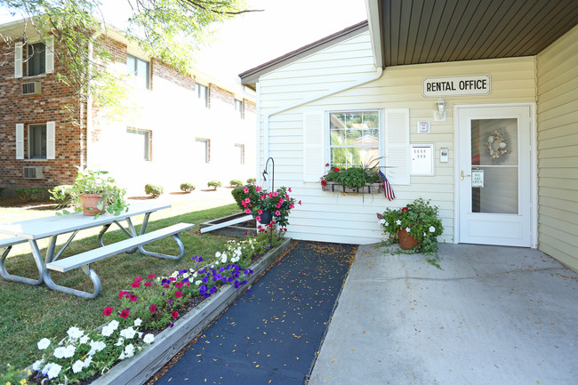 Oakwood Manor Apartments in Fairport, NY - Foto de edificio - Building Photo