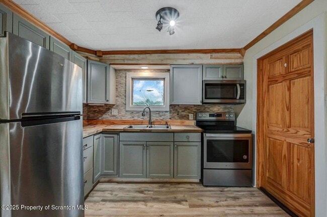 105 Eleanor St in Moscow, PA - Building Photo - Building Photo