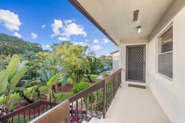 8305 Casa Del Lago in Boca Raton, FL - Building Photo - Building Photo