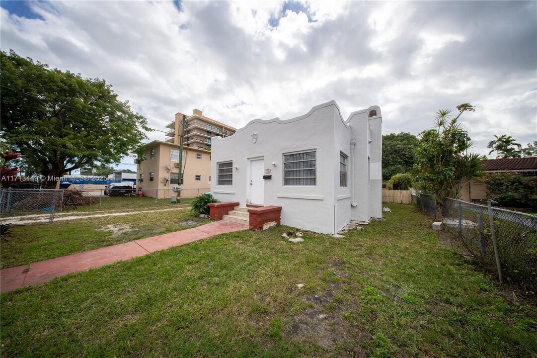 2744 SW 16th Ter in Miami, FL - Building Photo