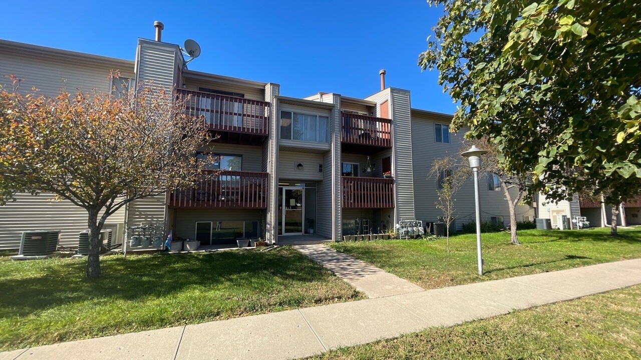 Oak View Apartments in McCook, NE - Building Photo