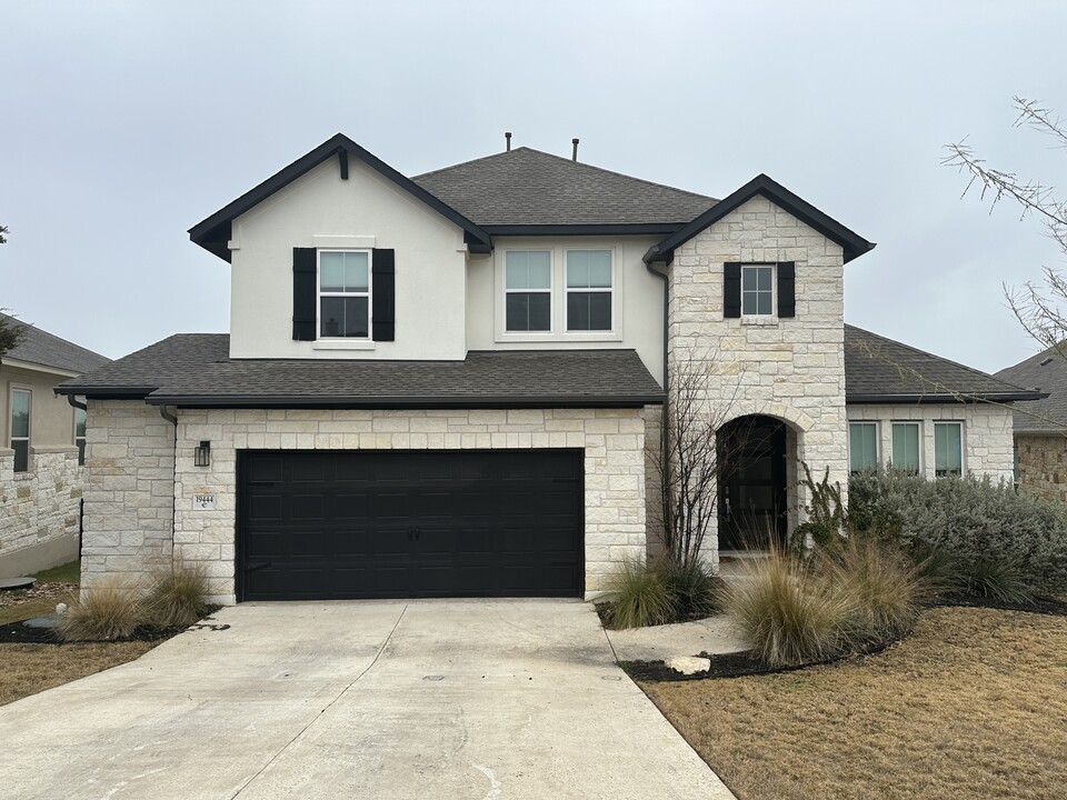 19444 Serenity Ln in Lago Vista, TX - Building Photo