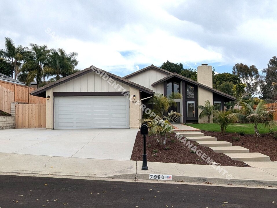 7980 Amargosa Dr in Carlsbad, CA - Foto de edificio
