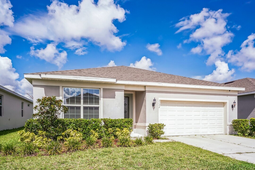 2132 Live Oak Lake Rd in St. Cloud, FL - Building Photo