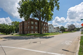 606-610 N Buxton St in Indianola, IA - Foto de edificio - Building Photo