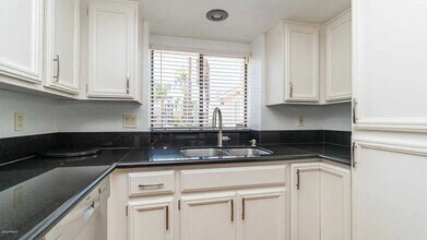 318 W Sandra Ter in Phoenix, AZ - Foto de edificio - Building Photo