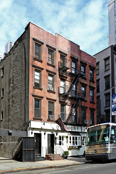 245 E 55th St in New York, NY - Building Photo