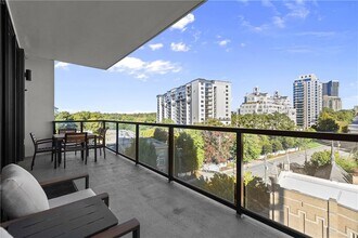 2425 Peachtree Rd NE in Atlanta, GA - Foto de edificio - Building Photo