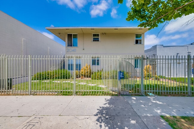2041 W Martin Luther King Jr. Blvd in Los Angeles, CA - Foto de edificio - Building Photo