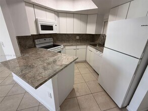 8343 Lake Dr in Doral, FL - Foto de edificio - Building Photo