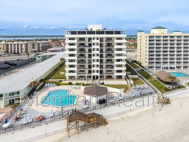 2615 S Atlantic Ave in Daytona Beach, FL - Foto de edificio - Building Photo