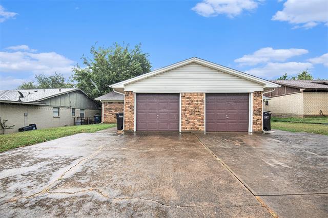 6817 W Cleburne Rd in Fort Worth, TX - Building Photo