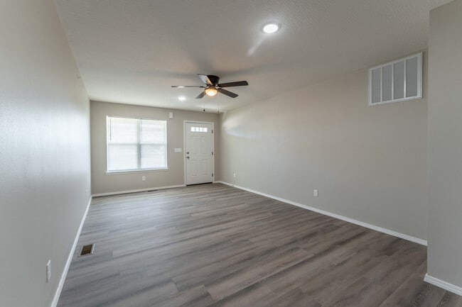 Oakwood Heights Townhomes in Republic, MO - Foto de edificio - Building Photo