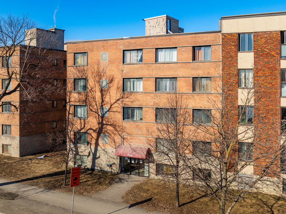 2525 Sherbrooke St E in Montréal, QC - Building Photo