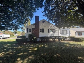 112 W Hartford Rd in Newington, CT - Building Photo - Building Photo