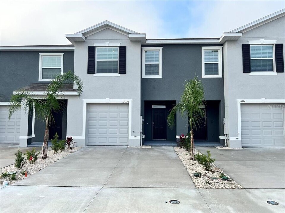 34328 Redwood Dawn Ln in Wesley Chapel, FL - Foto de edificio