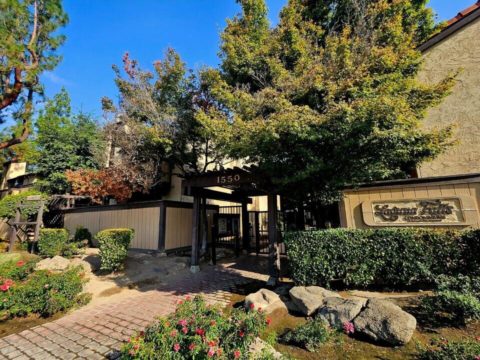 1550 W Ashlan Ave in Fresno, CA - Building Photo