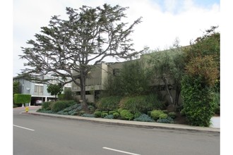 396 Cypress Dr in Laguna Beach, CA - Foto de edificio - Building Photo