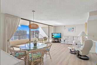 1910 Ala Moana Blvd, Unit #37C in Honolulu, HI - Foto de edificio - Building Photo