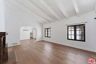 537 N Poinsettia Pl in Los Angeles, CA - Building Photo