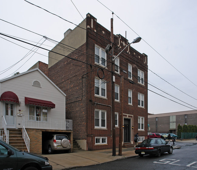 79 W 47th St in Bayonne, NJ - Foto de edificio - Building Photo