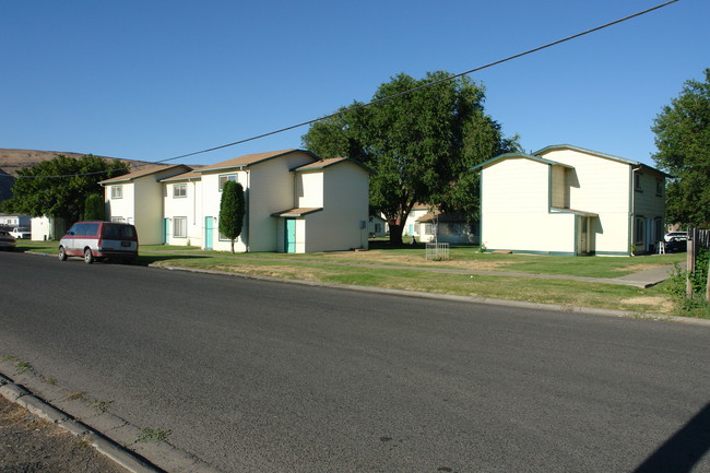 Maple Leaf Townhouses in Yakima, WA - Building Photo - Building Photo