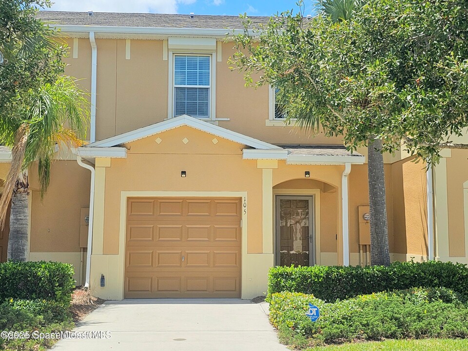 2545 Revolution St in Melbourne, FL - Foto de edificio